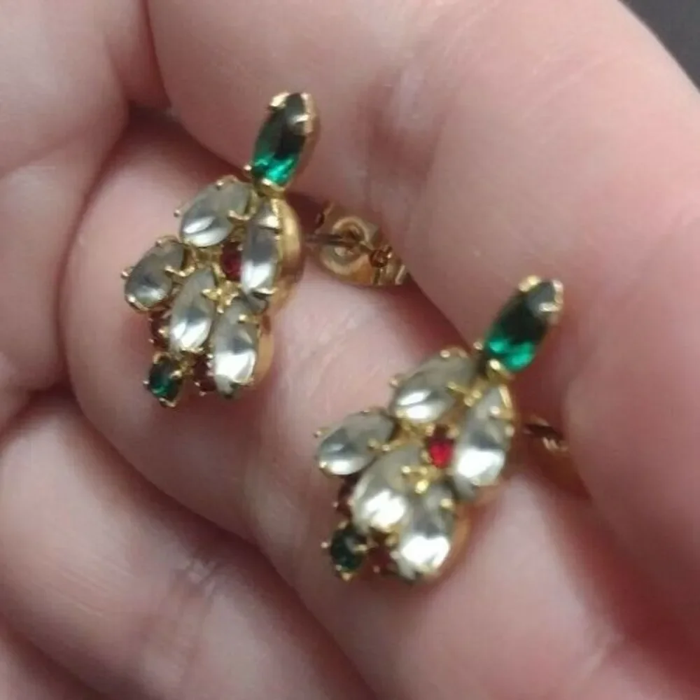 Vintage gold tone rhinestone holiday earrings tree dainty red green